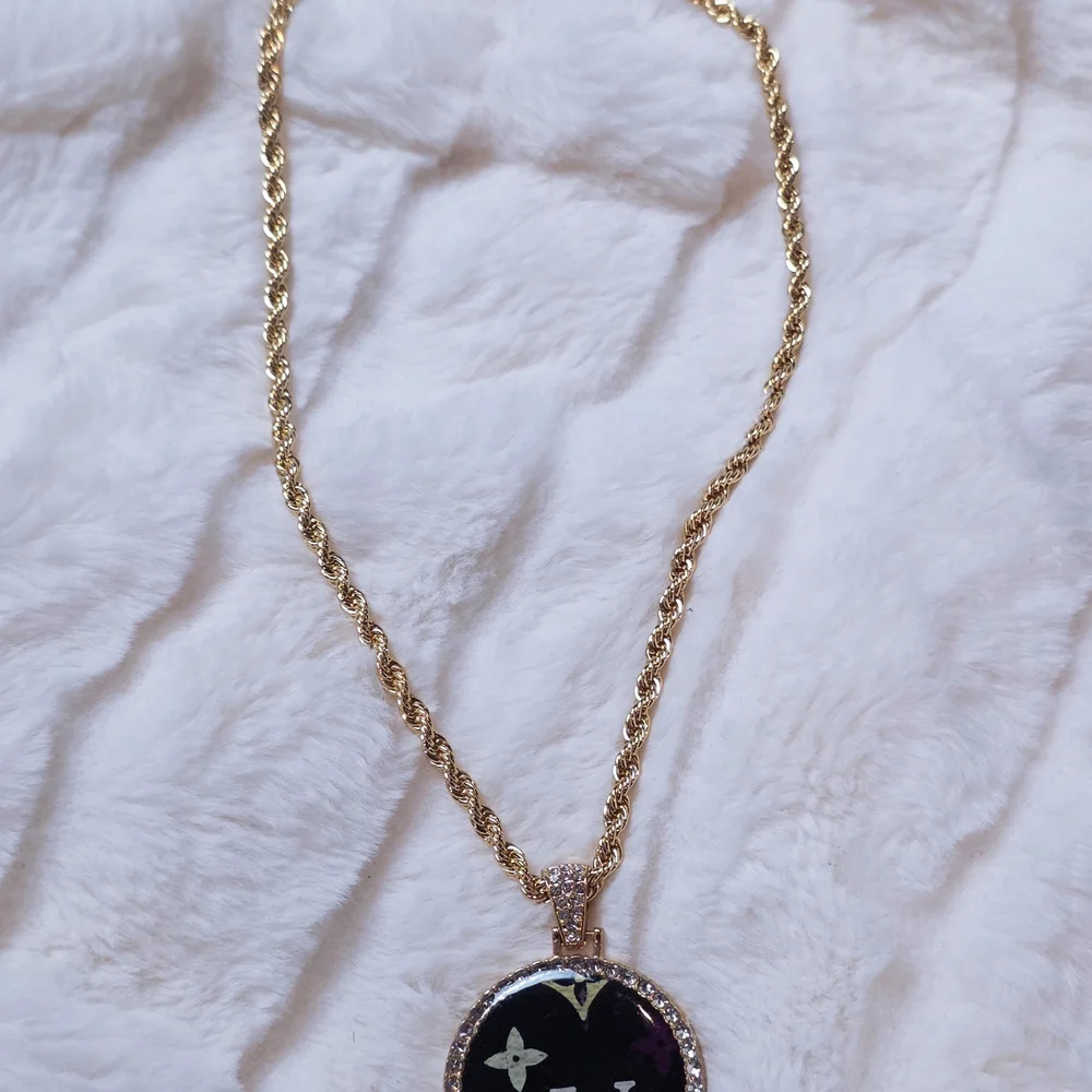 Gold and Black Pendant Necklace - Picture 3 of 4